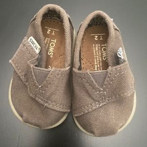 Infant Toms Shoes sz 2- Gray